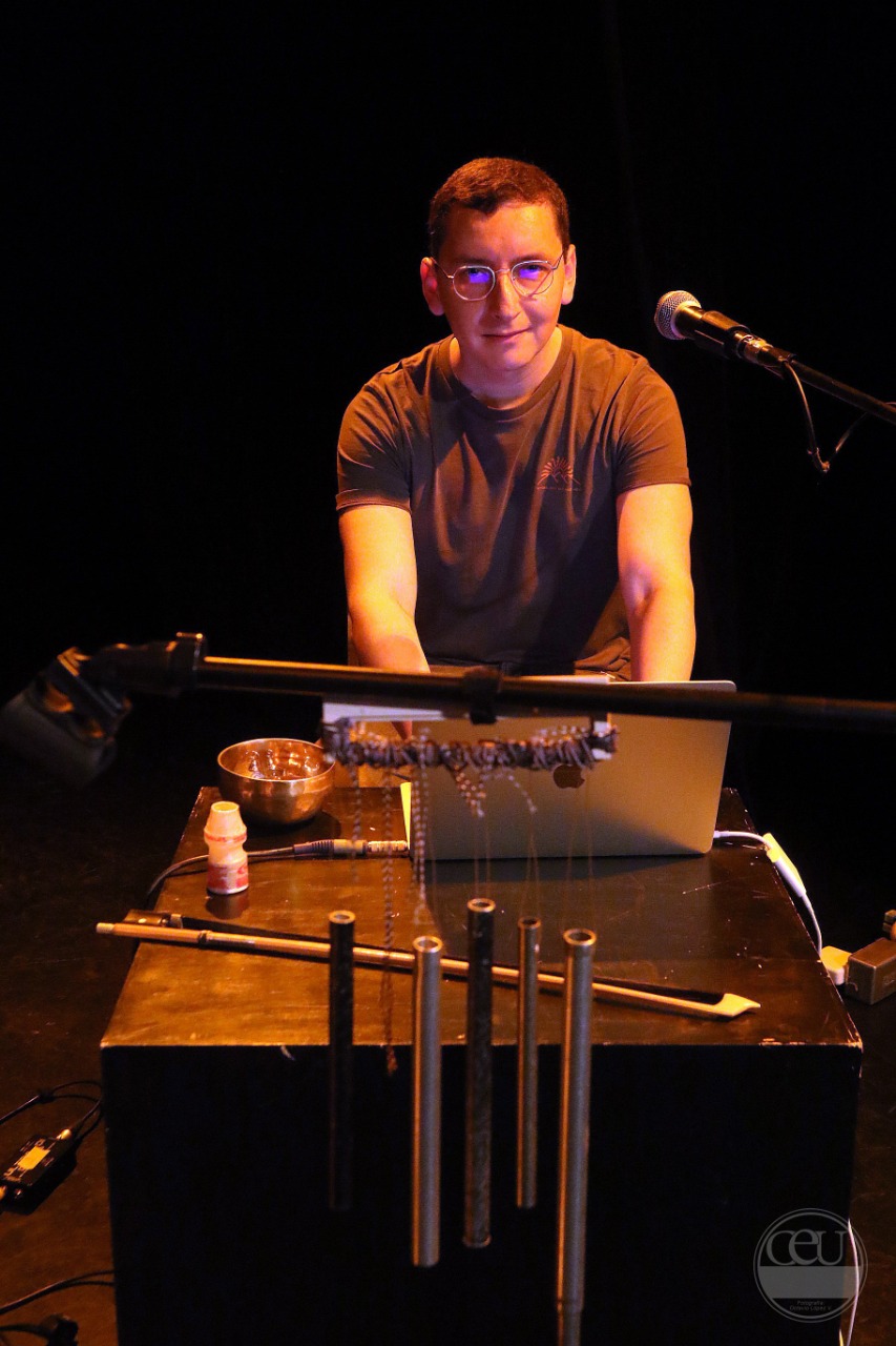 Isaías Herrera performing live coding